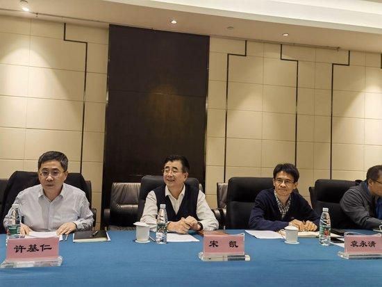当他从巴黎打电话给玛莉安时，我们见到电话铃声在无人的公寓中回荡的场面，她恰巧出门了。